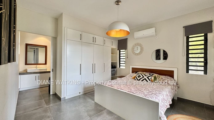 Contemporary 5-Bedroom Villa with Independent Cottage for Rent in Black River