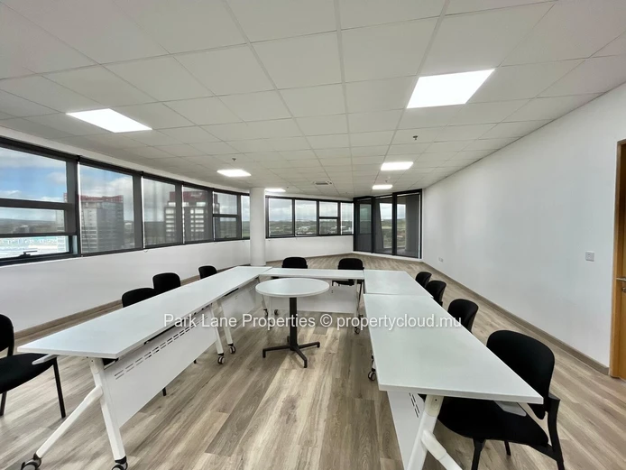 Bureau de 1 011 m² à louer à Ebène