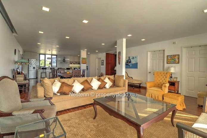Bright 4-bedroom family apartment – Prime location