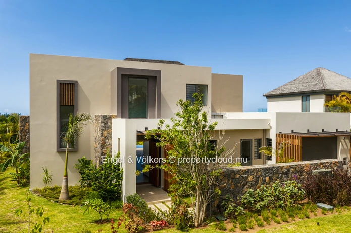 Contemporary Villa in Prestigious Golf Estate