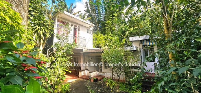 Freehold residential land of 98 toises at Curepipe