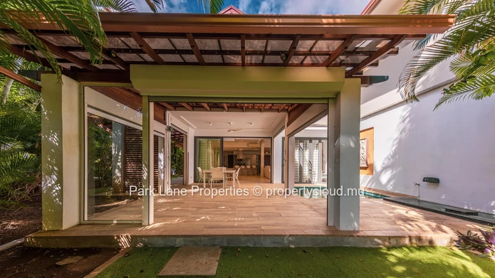 Townhouse de Prestige à La Marina avec Terrasse, Piscine et Amarrage privé de 11m