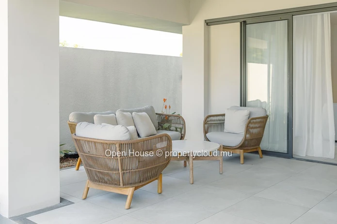 Contemporary villa in the heart of the Smart City of Tamarin. Close to school and all shops. 4 bedrooms.