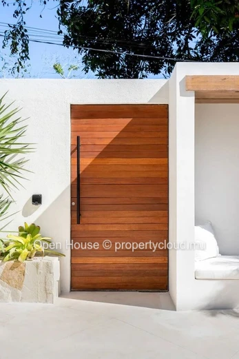 Local Market - Stunning 3-Bedroom Balinese Villa in Pereybere Area, Deco Pack included.
