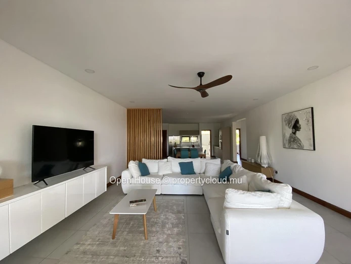 For rent - Apt - Pointe aux Canonniers: partial sea view - 3 en-suite bedrooms - covered terrace - communal pool - gy...