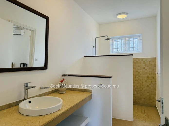Exceptional 4-Bedroom Ensuite House on an Expansive Estate