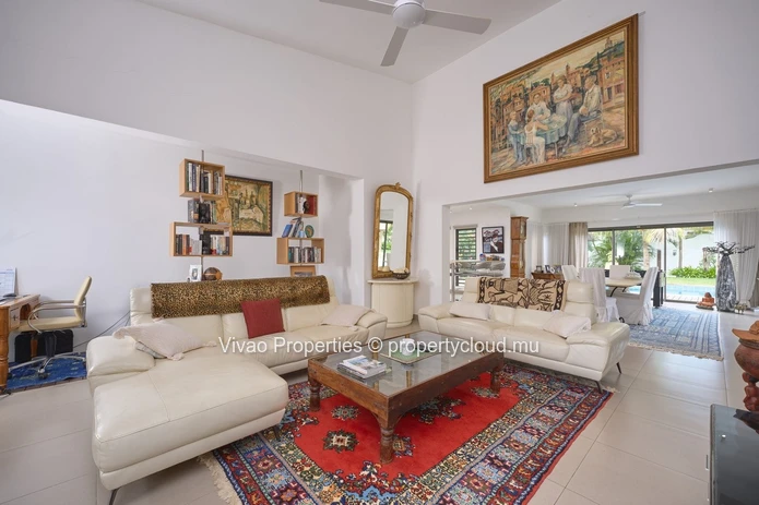 RES villa, accessible to non-Mauritians, for sale in Grand Baie, 362m² of living space, 1,185m² plot, 4 bedrooms, off...