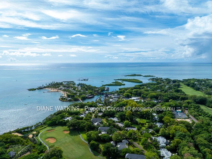 Contemporary Luxury Villa for Sale in Prestigious Golf Estate