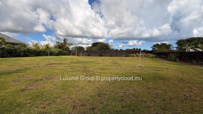 Terrain Résidentiel De 1 200 M² À Vendre En Résidence Sécurisée