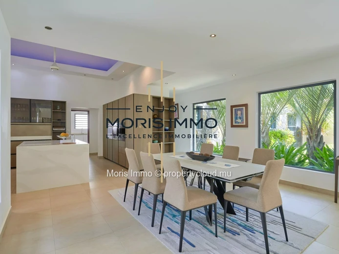 Stunning modern 4-bedroom villa with swimming pool