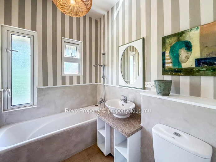 2 Bedroom Penthouse : Steps from Bain Boeuf Beach