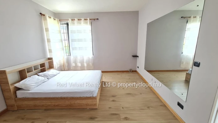 Maison meublée à louer à Ebène, 400m² habitables sur un terrain de 700m². Services et commodités à proximité. Prix Rs...