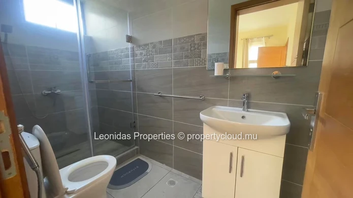 FOR RENT – Spacious 3-Bedroom En-Suite Apartment in Mont Choisy