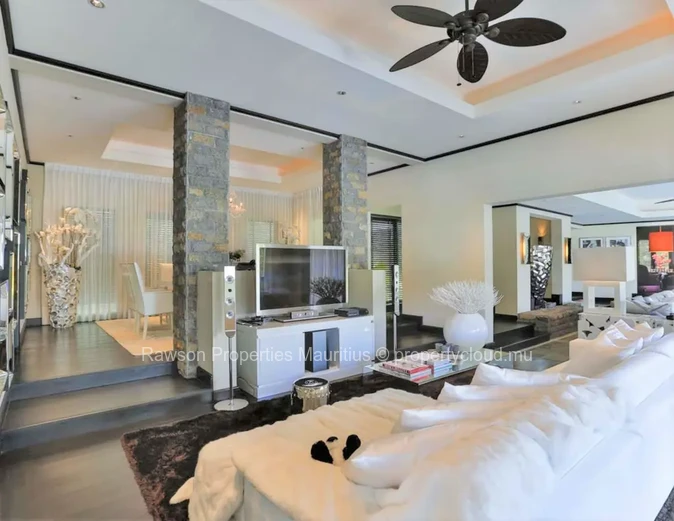 Elegant Villa In A Golf Estate With Sea View.