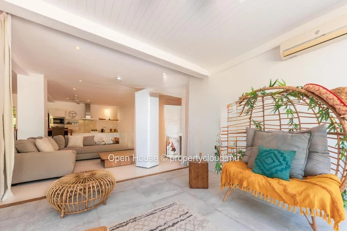 Appartement pieds dans l'eau à louer à Rivière Noire, Tamarin, 4 chambres, piscine privée, meublé.