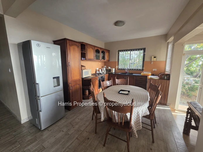 Magnifique appartement de style rustique situé au rez-de-chaussée, à louer à Pointe aux Piments
