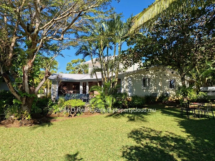 Located in a secure residential estate, this wonderful home is perfect for those seeking an old-style Mauritian feel,...