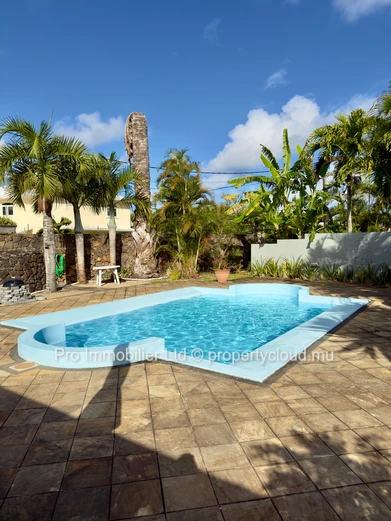Maison familiale chaleureuse et spacieuse, conçue par un architecte ,  À vendre à Roches Noires