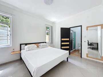 6 Bedroom House