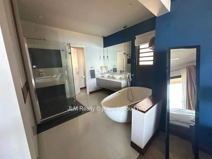 For rent: top-floor apartment with panoramic sea views in Tamarin, Mauritius