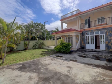 6 bedroom house a few minutes walk from the beach