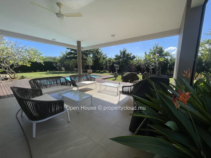 Villa contemporaine à louer, 4 chambres, piscine, accès golf.