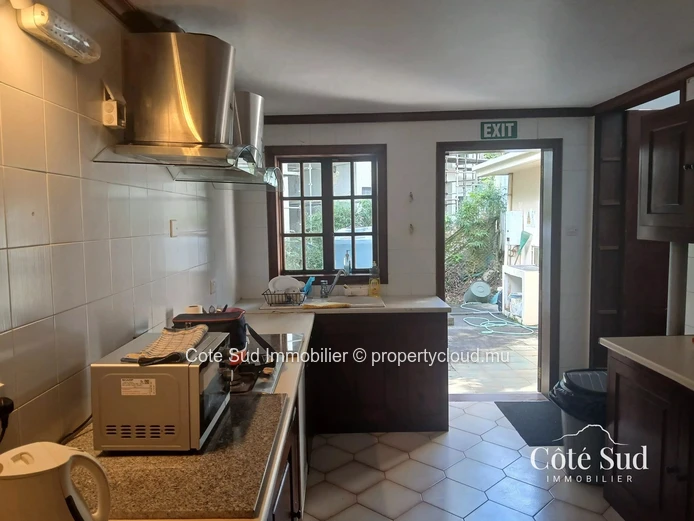 Spacious 400 m² offices in Floréal – 8 modern rooms