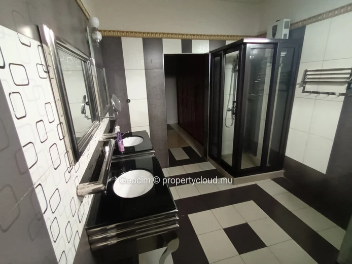 Ebène maison meublée de 4 càc 3 sdb bureau sur 134 toises terrain clos. Disponible. (Mandat exclusif)