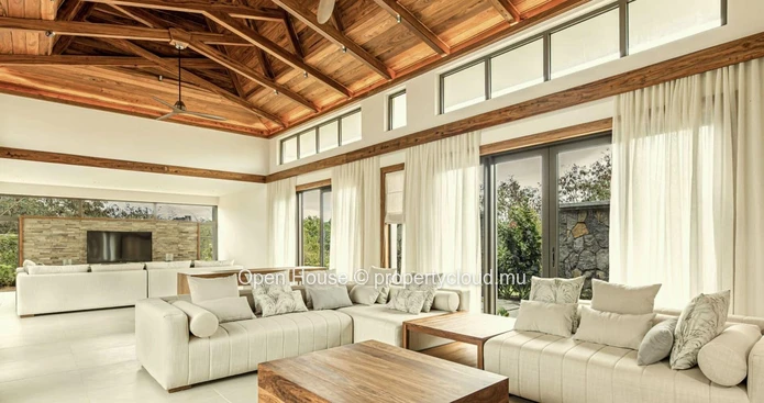 VILLA PDS à vendre à Balaclava, 473m² sur 1671m² terrain, piscine, accessibles aux étrangers.