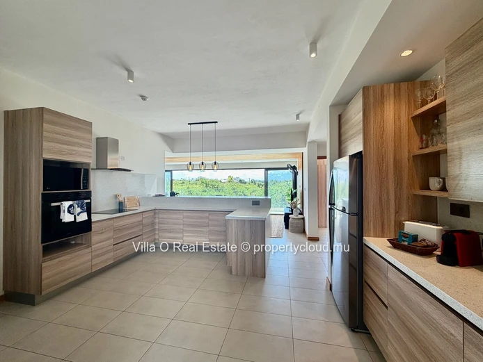 Close to the beach and amenities, beautiful spacious and bright apartment, on the first floor; 3 bedrooms, including ...