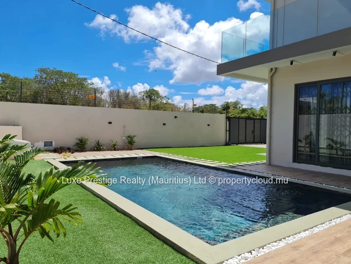 Villa Indépendante de 4 Chambres avec Bureau à Louer à Grand Baie | Piscine Privée, Jardin et Propriété Sécurisée