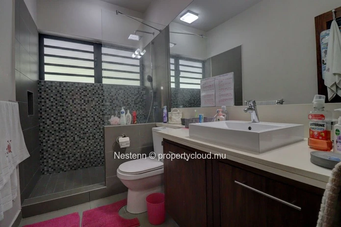 Spacious and bright duplex in a secure residence with river views