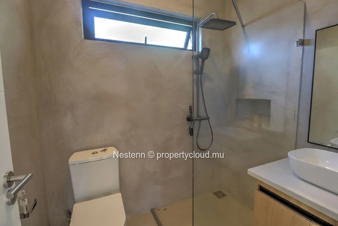 Découvrez cette Magnifique Maison Neuve avec Piscine Privée