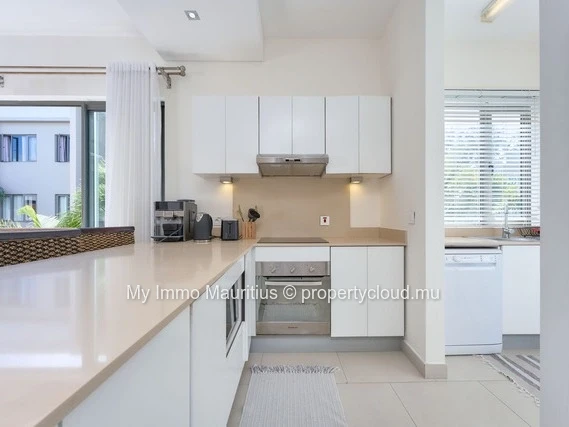 3-Bedroom Apartment with En-Suite Bathrooms, 1 Minute from the Beach