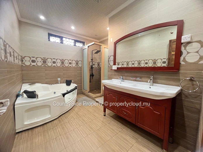 Villa spacieuse de 4 chambres avec bureau et vue sur le toit-terrasse