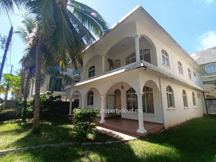 Flic en Flac Morc De Chazal à 5 mns de la plage Maison meublée de 6 càc 2 sdb sur 99 toises. Etage à compléter. (Mandat exclusif)