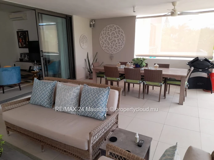 Stunning 3-Bedroom Residence with Private Pool, Jacuzzi, and Direct Beach