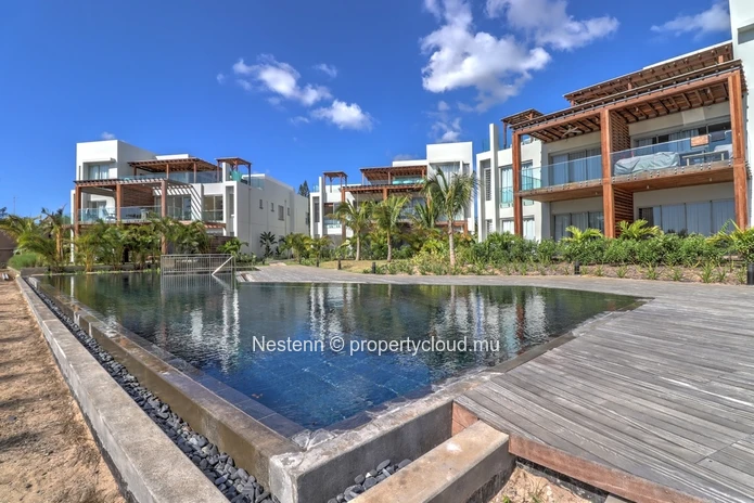 Modern duplex apartment with sea view and beach access