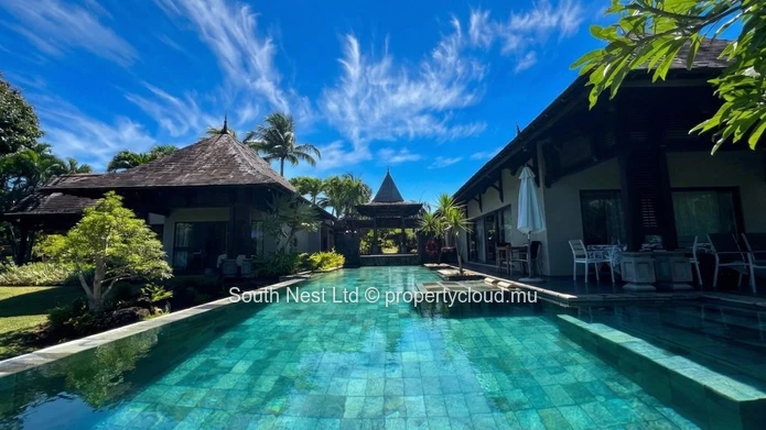 Sea-view villa with beach access