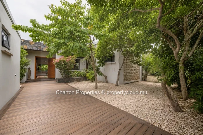 Villa élégante de 4 chambres en suite avec bureau – Une propriété familiale au cœur d’un cadre tropical privilégié