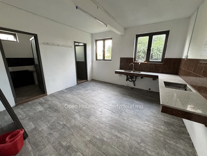 418 m² office for rent in The Vale