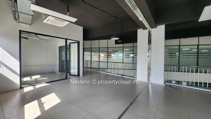 Bureau moderne de 292 m² à Phoenix, avec 6 places de parking, ascenseur privé, groupe électrogène, parking sécurisé e...