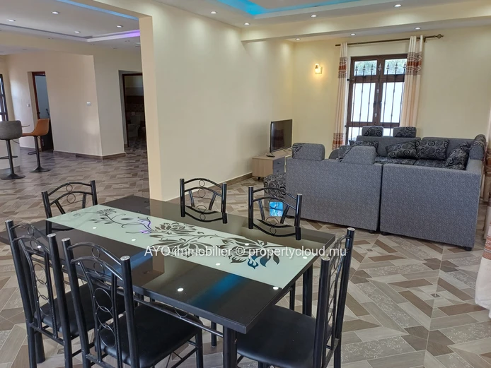Maison familiale spacieuse de 4 chambres avec piscine à Calodyne