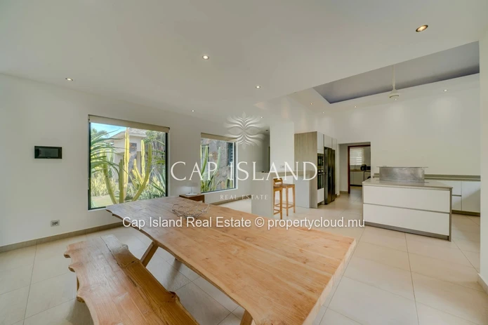 Tropical luxury in a 5-bedroom villa