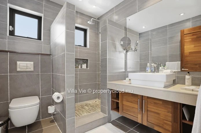 Calodyne - Elegant 4 en-suite bedroom home with swimming pool and garden