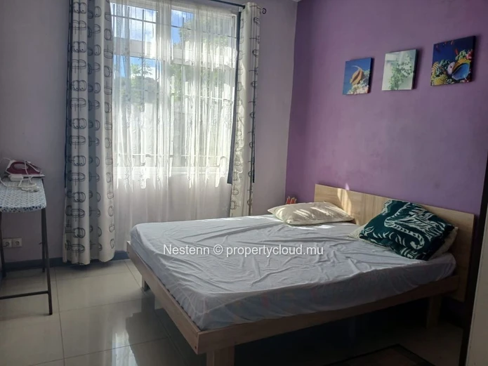 Charming ground floor triplex apartment in Vacoas with 2 bedrooms, American kitchen, balcony, and close to shops and ...