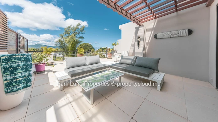 Beach access penthouse with beautiful mountain views