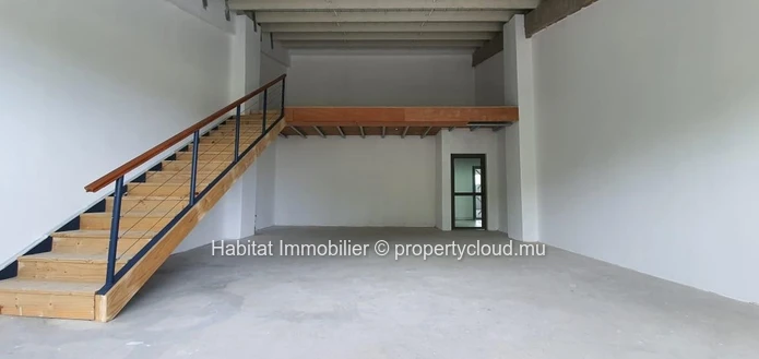 FOR SALE - This unit unfurnished office space of 90 m2 including a mezzanine of 25 m2 is located in Floréal 