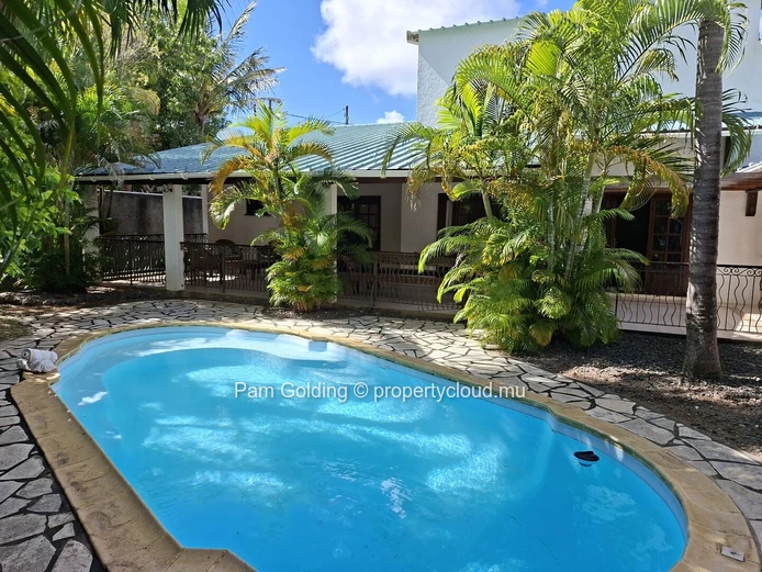 Spacious 300 m² Family Villa for Rent – Petit Village