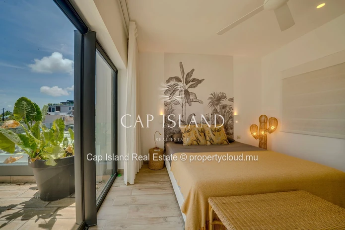 Exceptional penthouse with sea view in secure residence